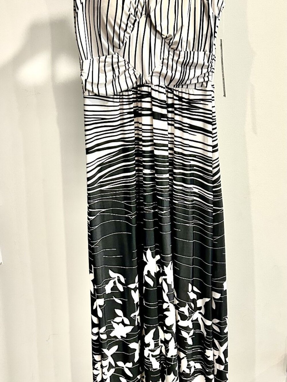Women's XS Milano Long Black and White Pattern Maxi Dress with built in bra. S